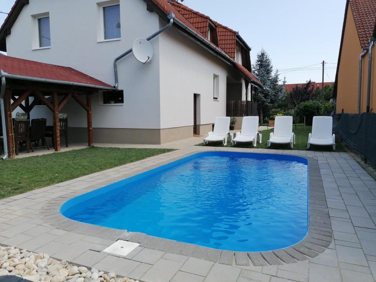 Villa Lili Apartments Balatonkeresztúr Exterior foto